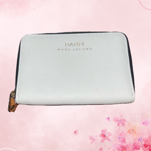 Marc Jacobs Handbags - Marc Jacobs Daisy Pouch Limited Edition, White & Gold